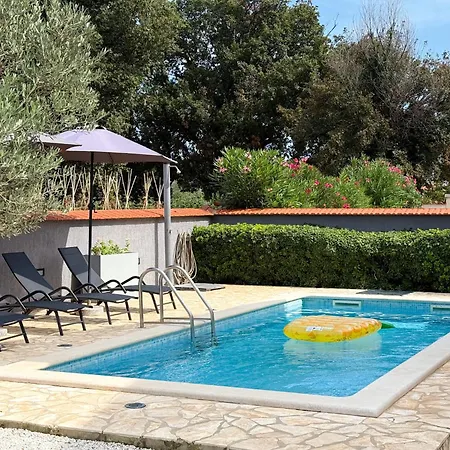 Lara Ii With Private Pool Vila Ližnjan