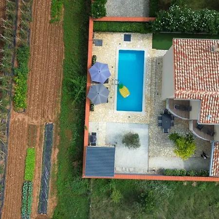 Lara Ii With Private Pool Ližnjan