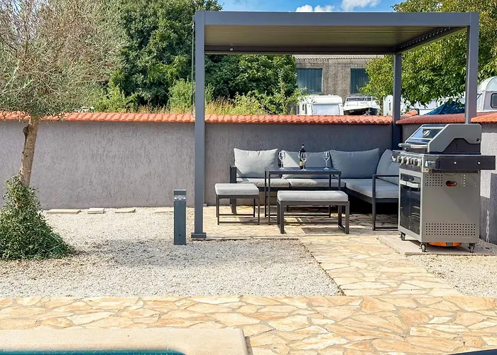 Lara Ii With Private Pool Ližnjan