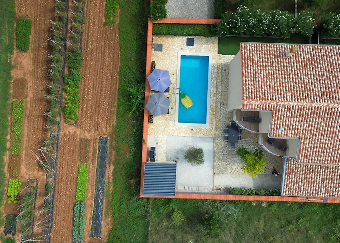 Lara Ii With Private Pool Ližnjan