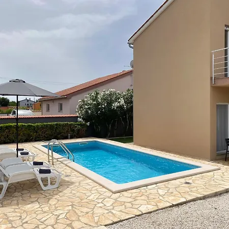 Lara Ii With Private Pool * Liznjan