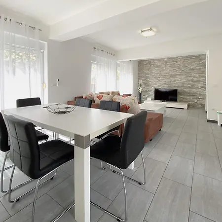 Lara Ii With Private Pool Лижнян