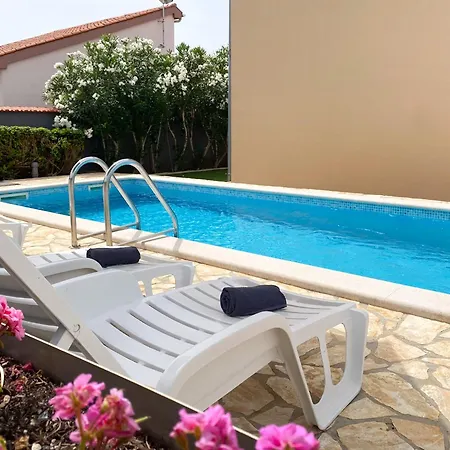 Villa Lara Ii With Private Pool Liznjan