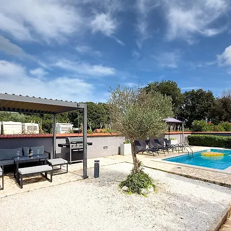 Villa Lara Ii With Private Pool Liznjan
