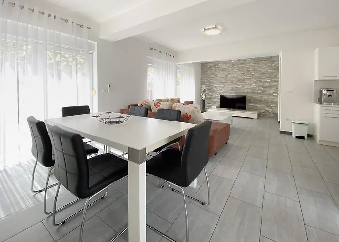 Lara Ii With Private Pool Ližnjan