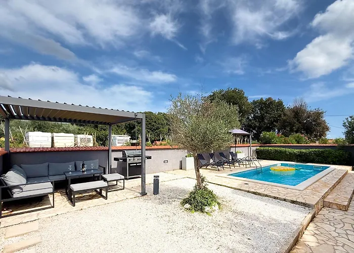 Villa Lara Ii With Private Pool Ližnjan